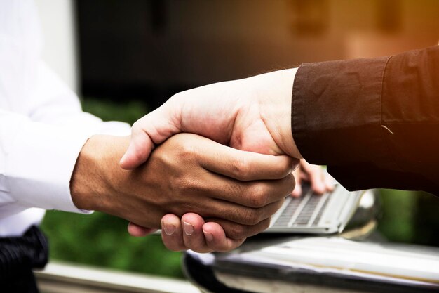 Photo cropped image of business people giving handshake