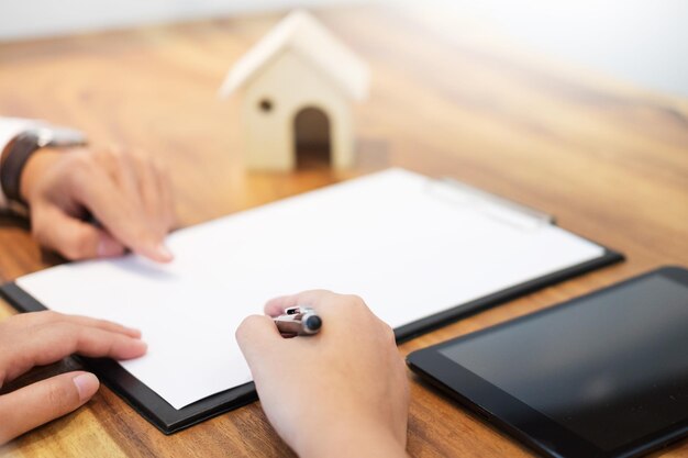 Photo cropped image of business people writing on paper in office