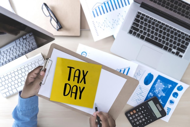 Photo cropped image of business person working at desk in office