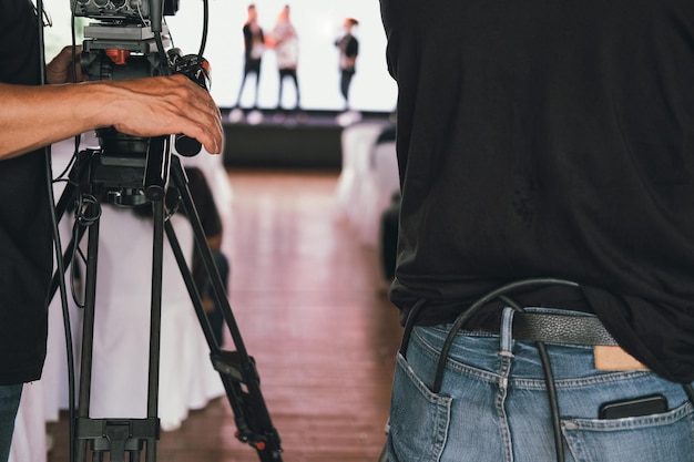 Immagine ritagliata di cameraman che lavorano in studio