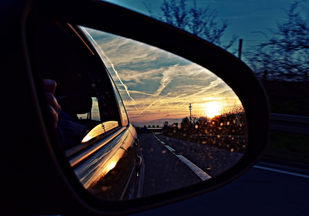 Photo cropped image of car on road at sunset