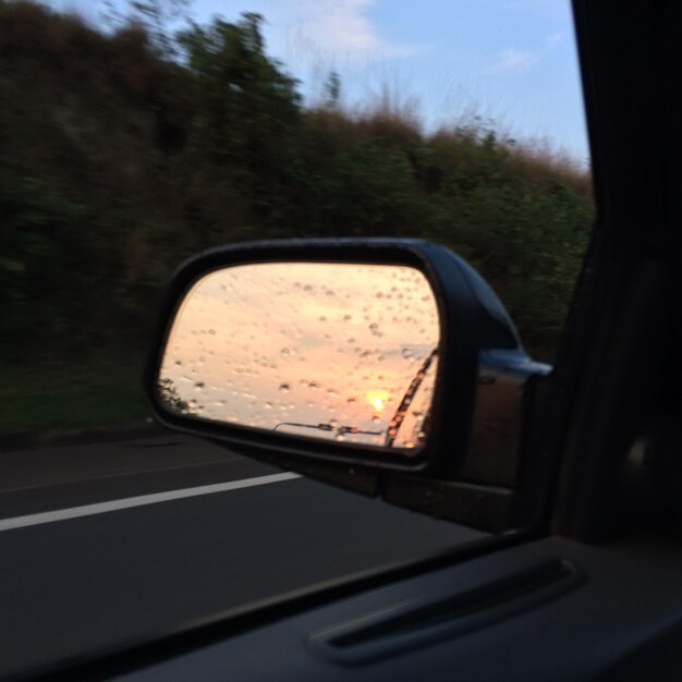 Foto immagine ritagliata di un'auto sulla strada