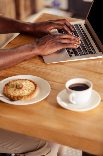 Photo cropped image of casual man using laptop