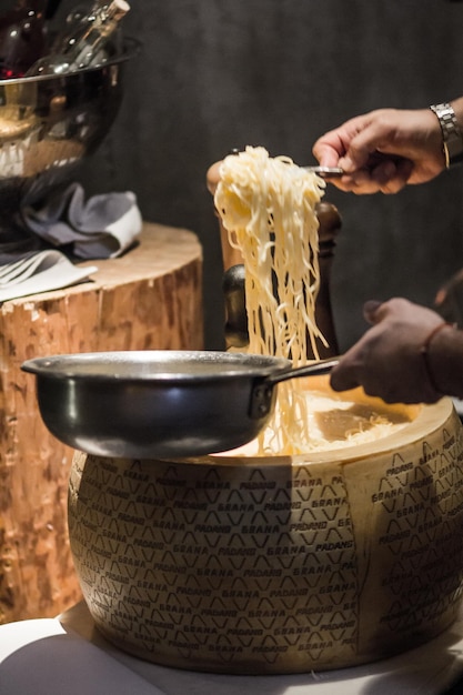 Photo cropped image of chef cooking noodles