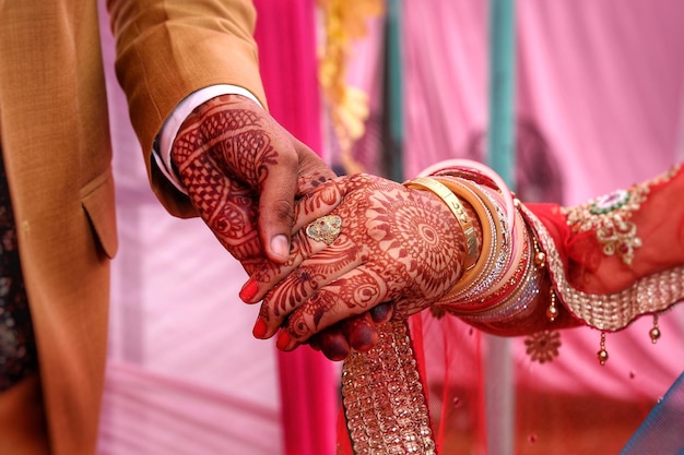 結婚式で手をつないでいるカップルのカットされた画像