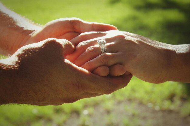 Foto immagine ritagliata di una coppia che si tiene per mano