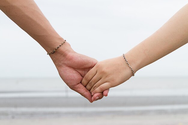 Photo cropped image of couple holding hands