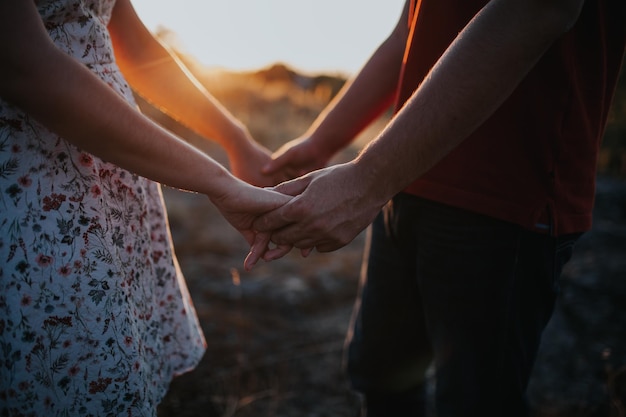 Photo cropped image of couple holding hands