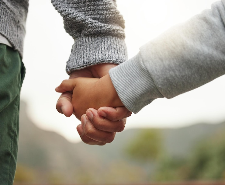 Photo cropped image of couple holding hands