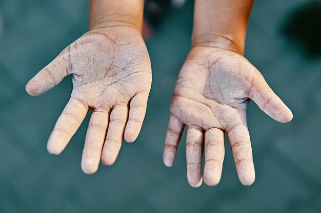 Foto immagine ritagliata di mani sporche