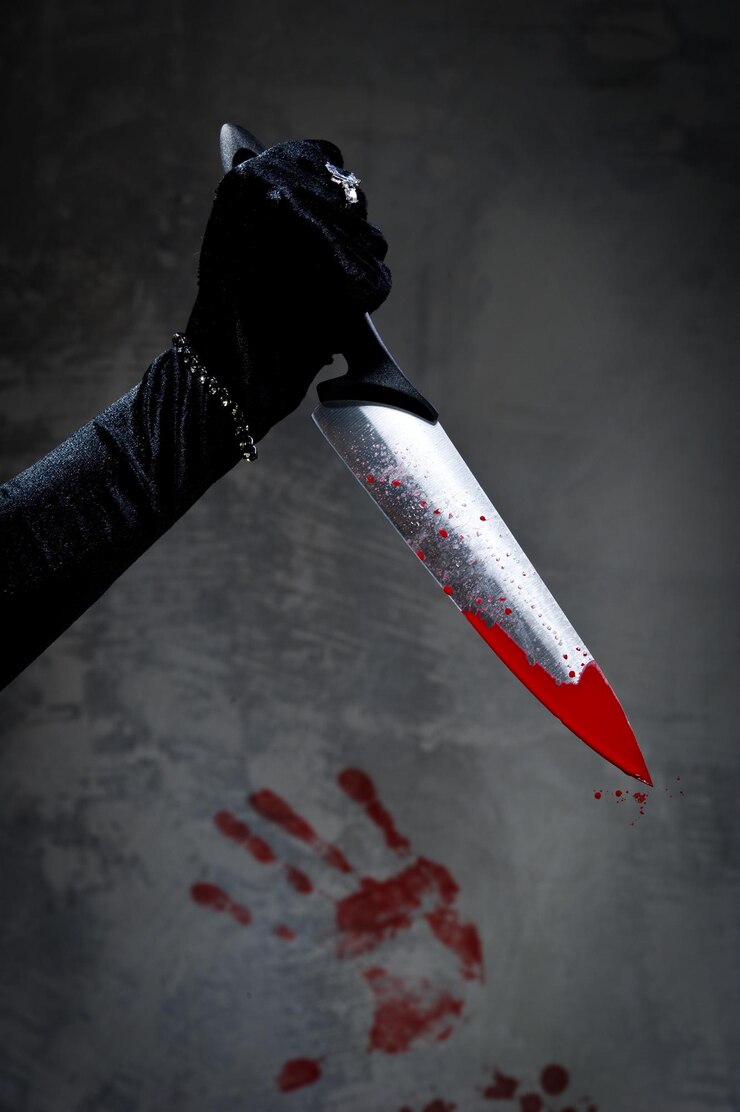 Photo cropped image of female criminal holding knife with blood against wall