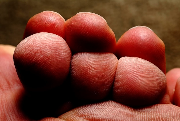 Photo cropped image of foot and hand