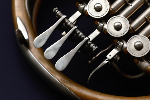 Photo cropped image of french horn on table