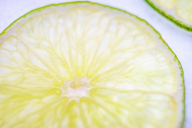 Foto immagine ritagliata di fette di limoni freschi e succosi su sfondo bianco