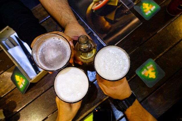 Foto immagine ritagliata di amici che brindano in un ristorante