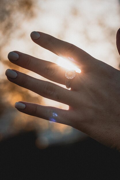 Photo cropped image of hand against sun