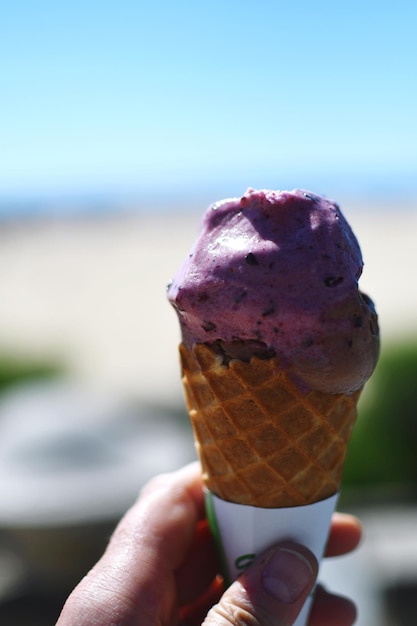 Immagine ritagliata di un cono di gelato in mano