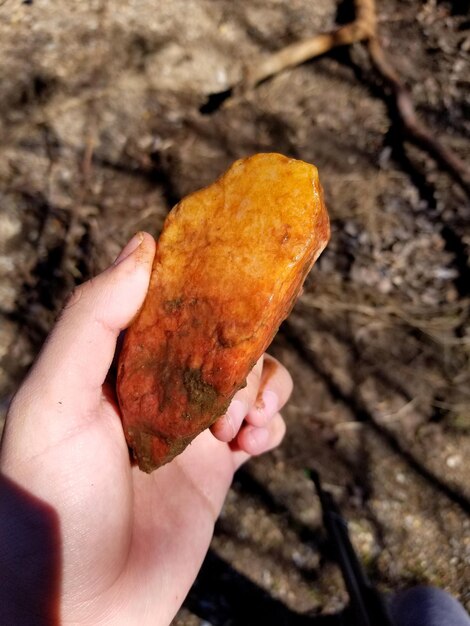 Photo cropped image of hand holding stone