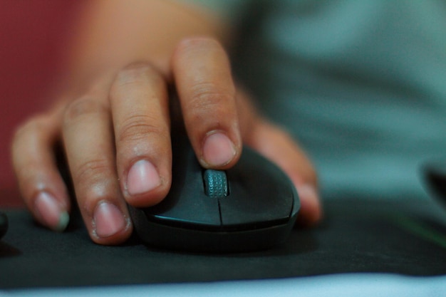 Foto immagine ritagliata di una mano che usa il mouse del computer