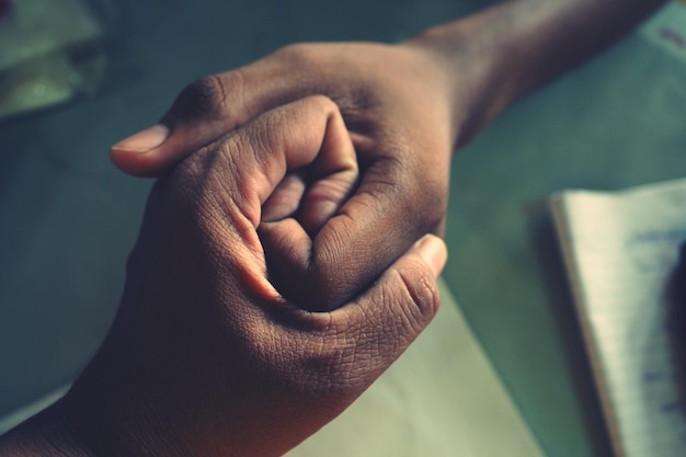 Photo cropped image of holding hands