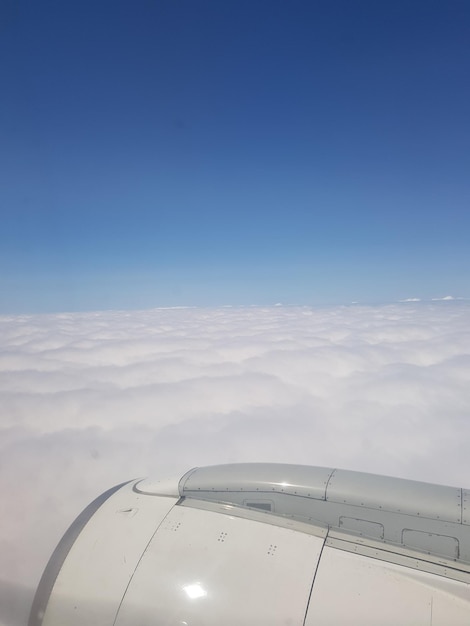 Photo cropped image of jet engine against cloudy sky