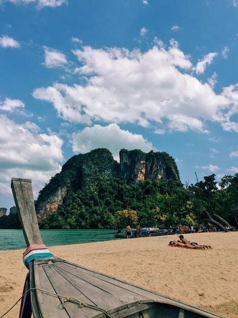 Foto immagine ritagliata di una barca a coda lunga sulla spiaggia contro il cielo