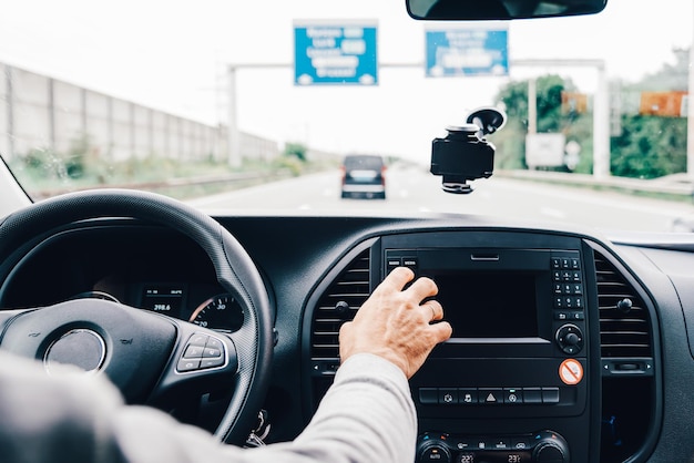 Foto immagine ritagliata di un uomo che guida un'auto per strada