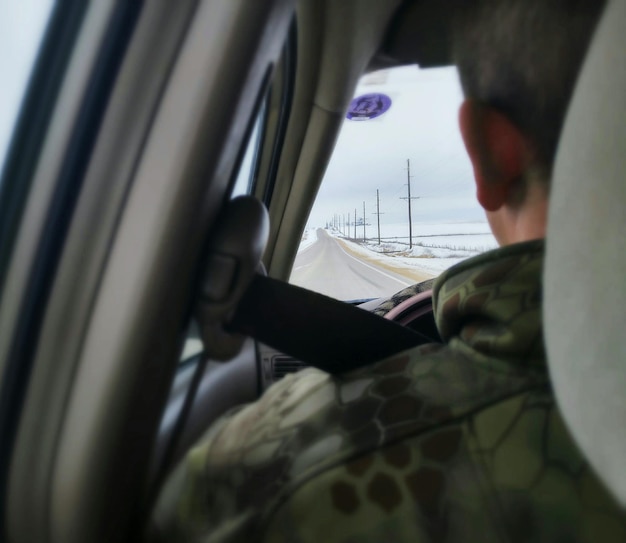 Photo cropped image of man driving car