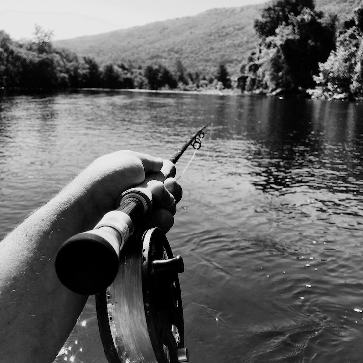 Photo cropped image of man fishing rod in lake