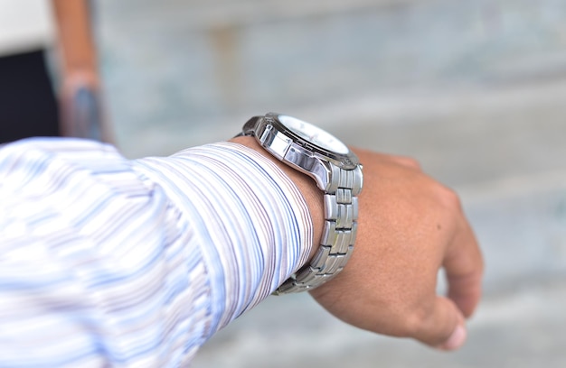 손목 시계를 착용 하고 전자 담배 를 들고 있는 남자 손 의 절단 된 이미지