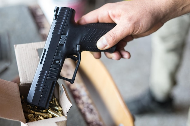銃を握っている男のカットされた画像
