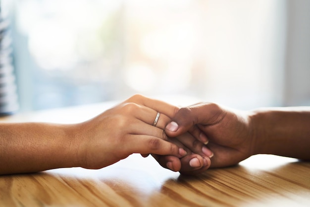 Photo cropped image of man holding hands