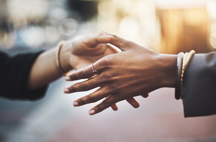 Photo cropped image of man holding hands