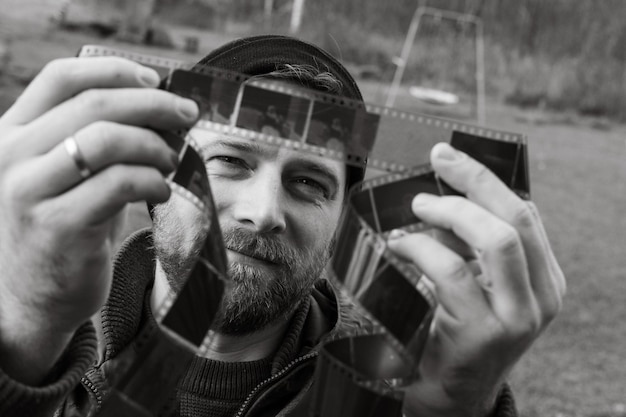 Photo cropped image of man holding sunglasses