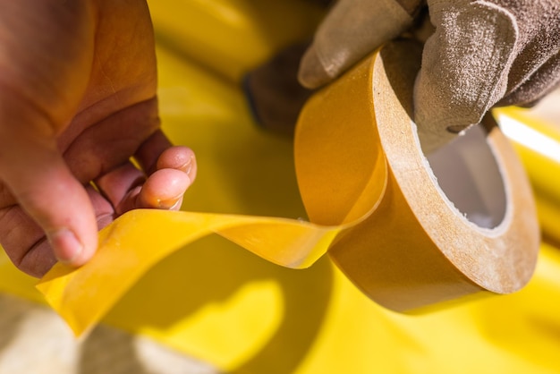 Foto immagine tagliata di un uomo che tiene un fiore giallo.