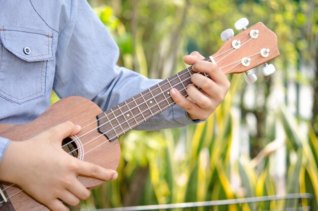 Foto immagine ritagliata di un uomo che suona la chitarra nel cortile