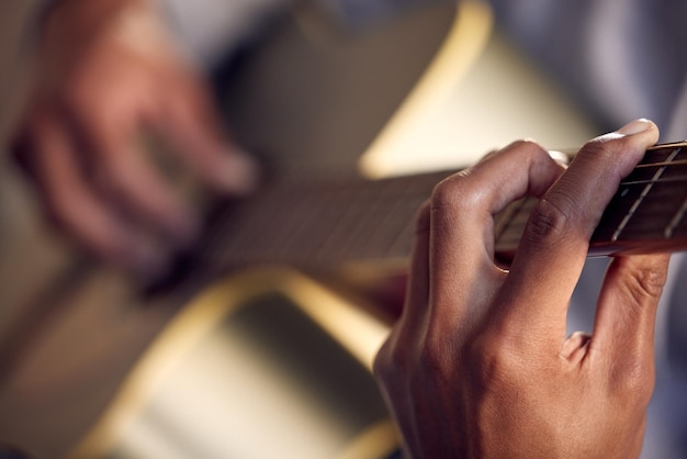 Foto immagine ritagliata di un uomo che suona la chitarra