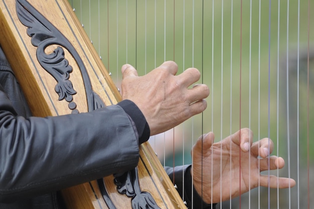 Photo cropped image of man playing harp