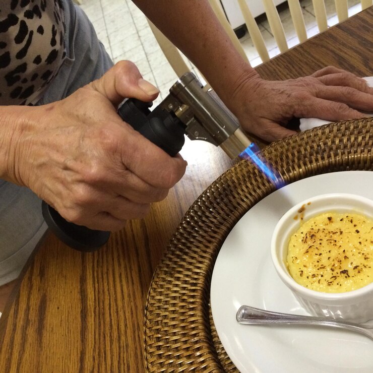 Photo cropped image of man preparing dessert on table
