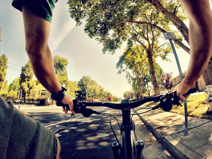 Photo 路上で自転車に乗っている男性のカットされた画像