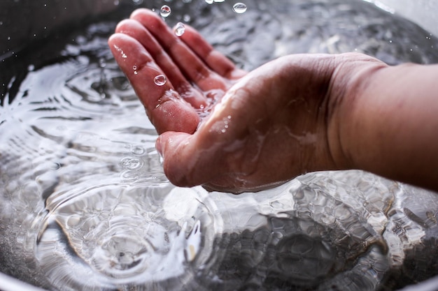 Foto immagine ritagliata di un uomo che spruzza acqua