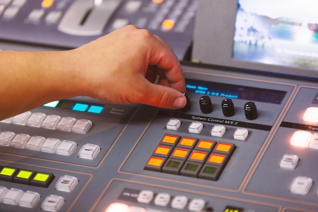 Photo cropped image of man using sound mixer