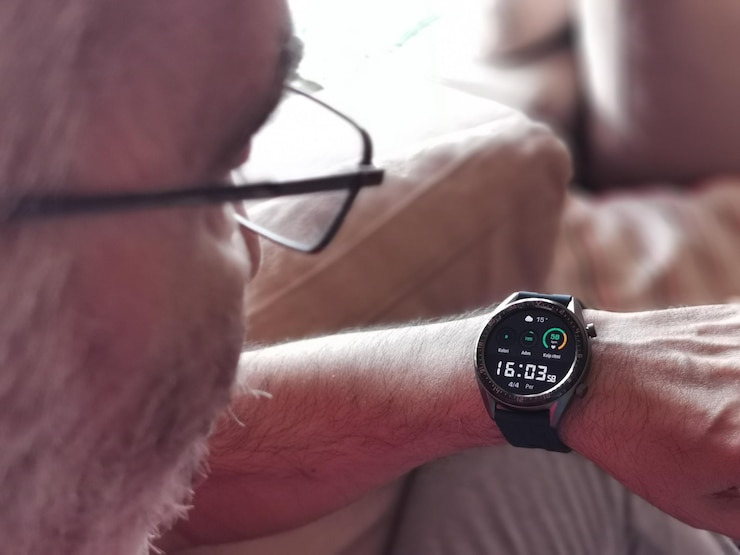 Photo cropped image of man wearing smartwatch