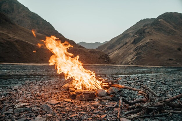 Foto immagine ritagliata di un uomo che lavora sulla spiaggia