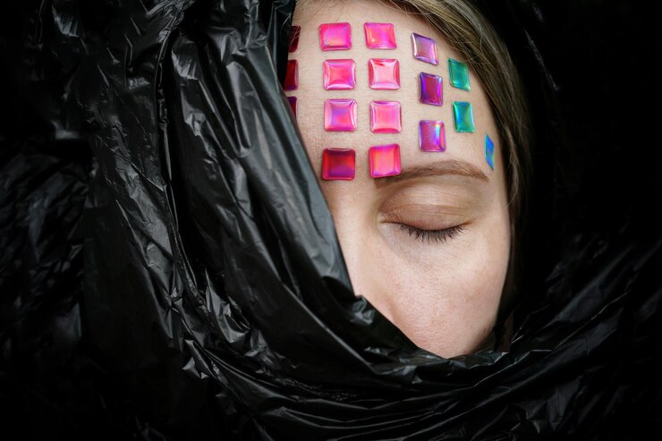 Photo 目を閉じた中年女性のカットされた画像
