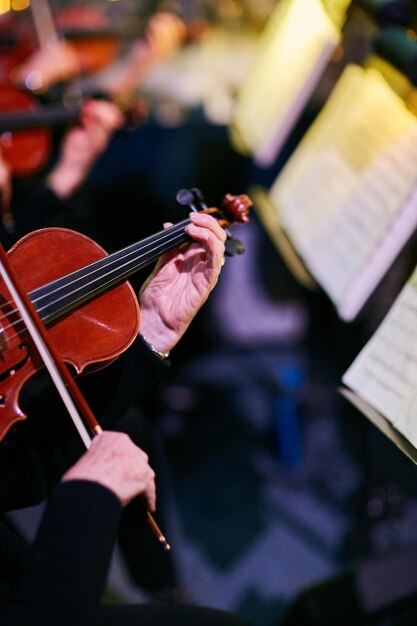 Foto immagine ritagliata di un musicista che suona il violino