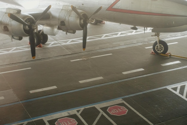 写真 滑走路上の飛行機のクロップされた画像