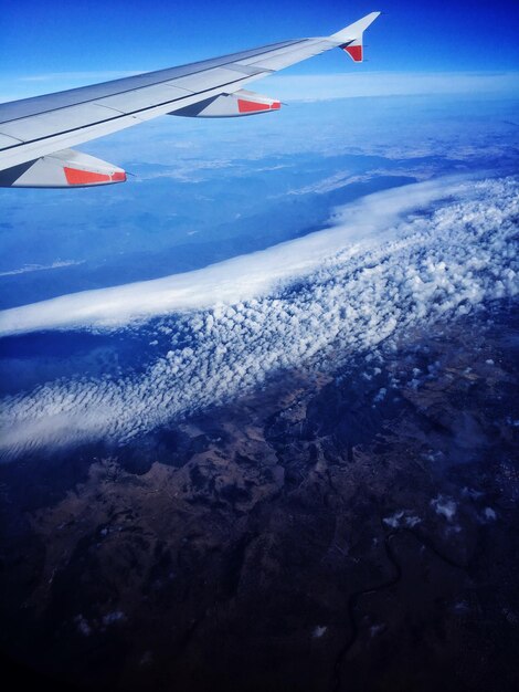 写真 景観上の飛行機の翼のクロップされた画像