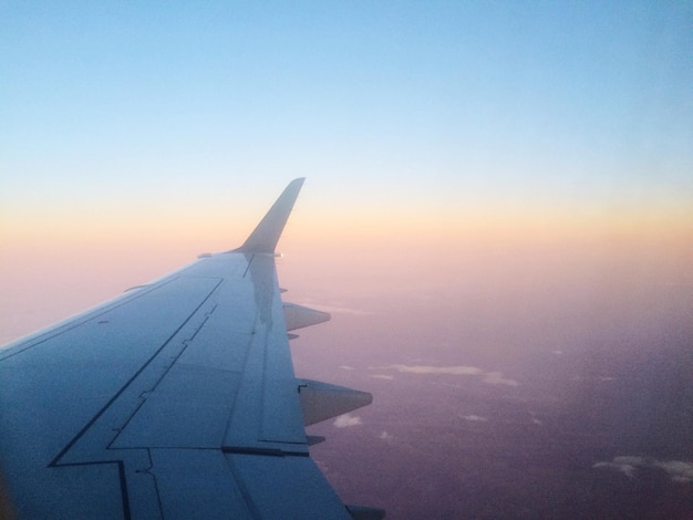 写真 飛行機の翼のクロップされた画像