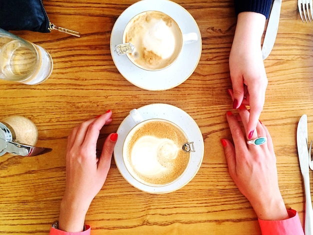 写真 テーブルの上のコーヒーカップのクロップされた画像